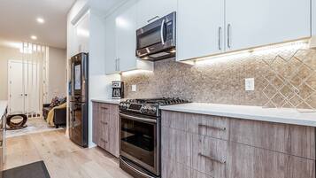 Frigorífic, microones, forn i placa de cuina