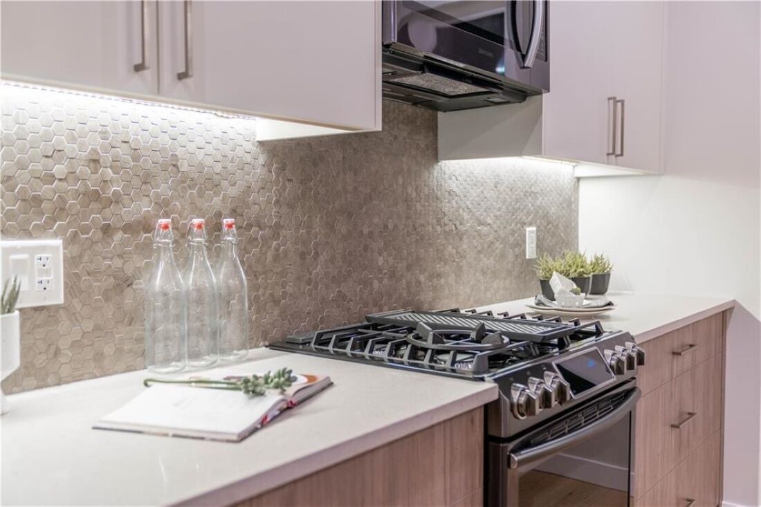 Executive home, Rooftop Deck, close to Foothills Med Ctr, Kensington Plaza & DT