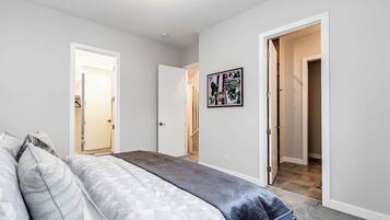 4 slaapkamers, een bureau, een strijkplank/strijkijzer, gratis wifi