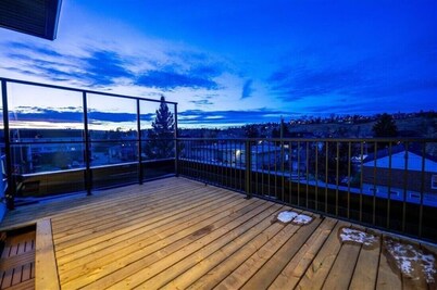 Executive home, Rooftop Deck, close to Foothills Med Ctr, Kensington Plaza & DT