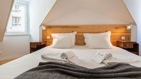 Tabla de planchar con plancha, wifi gratis, ropa de cama