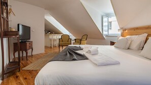 Tabla de planchar con plancha, wifi gratis y ropa de cama