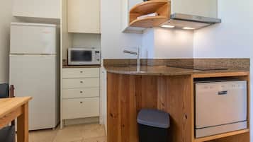 Refrigerador, microondas, parrilla de estufa y cafetera y tetera