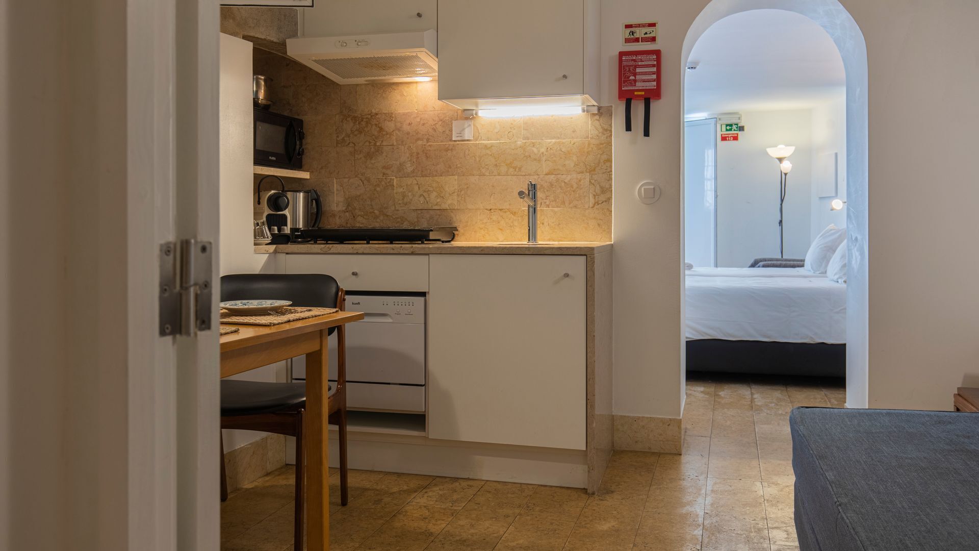 Jääkaappi, mikroaaltouuni, liesi, kahvin-/teenkeitin