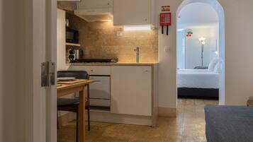 Jääkaappi, mikroaaltouuni, liesi, kahvin-/teenkeitin