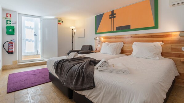 Tabla de planchar con plancha, wifi gratis y ropa de cama 