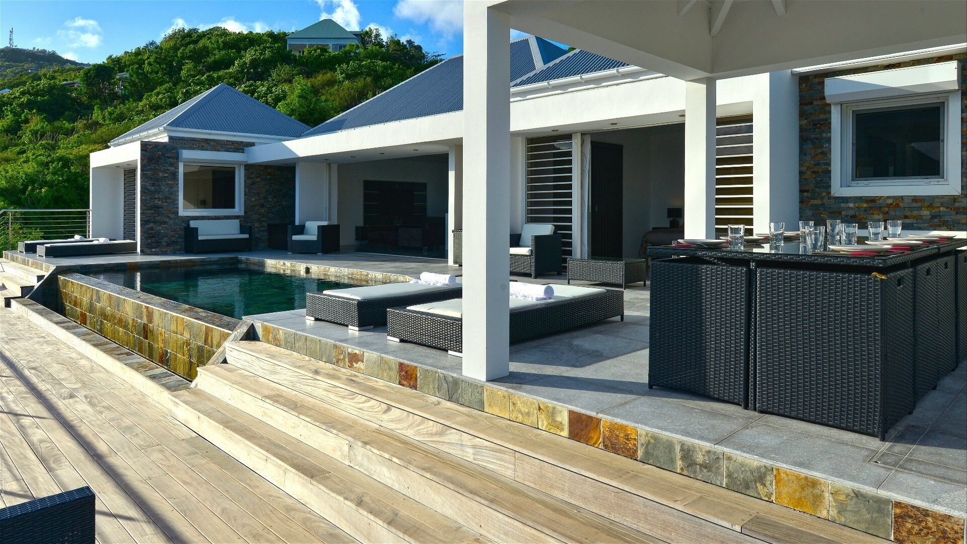 Un complexe hôtelier moderne doté d’une piscine, d’un espace extérieur aménagé et offrant une vue sur le paysage environnant.