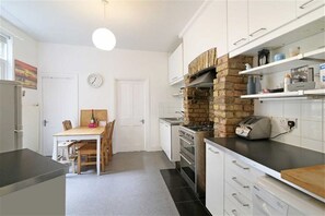 Køleskab, ovn, kogeplade, kaffe-/temaskine