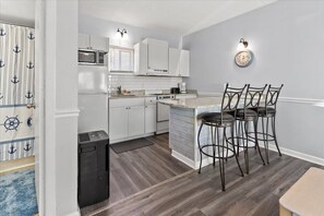 冰箱、微波炉、烤箱、炉灶