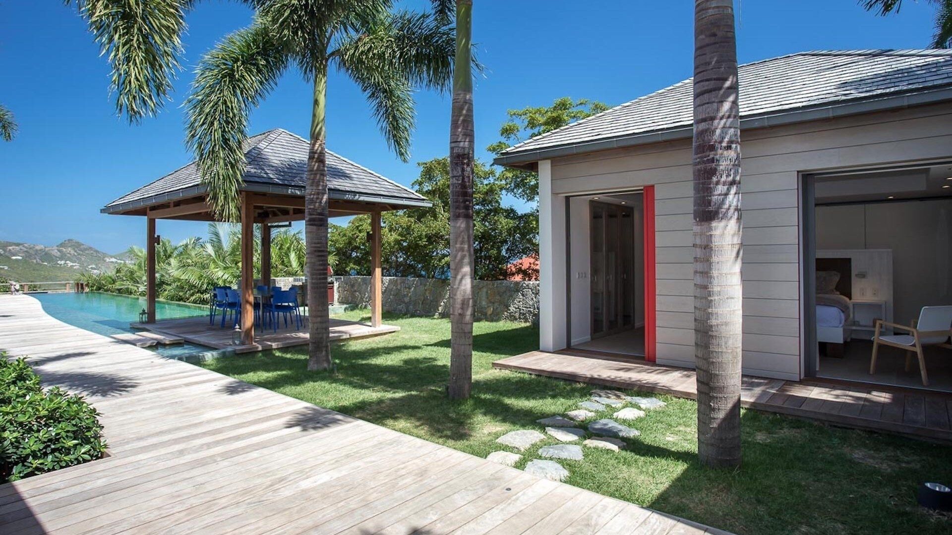 Un resort con piscina, mobiliario exterior y una zona cubierta.