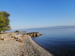 Una spiaggia nelle vicinanze