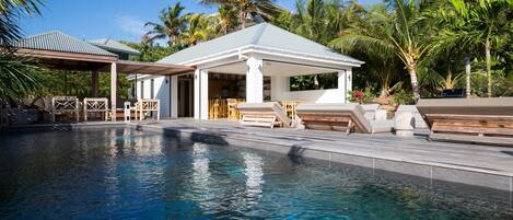 Lämmitetty uima-allas