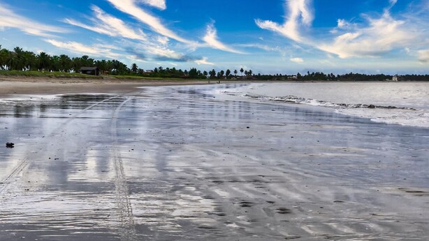 A beach with a clear sky and calm water. - Beach house with Wi-Fi, pool, and barbecue. (Lucena)