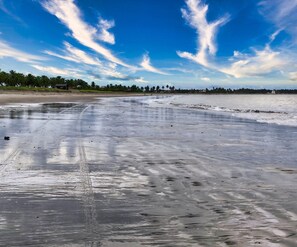 Perto da praia, espreguiçadeiras 
