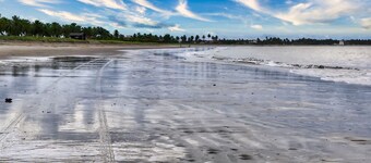 BEACH HOUSE WITH WI-FI/POOL/GRILL