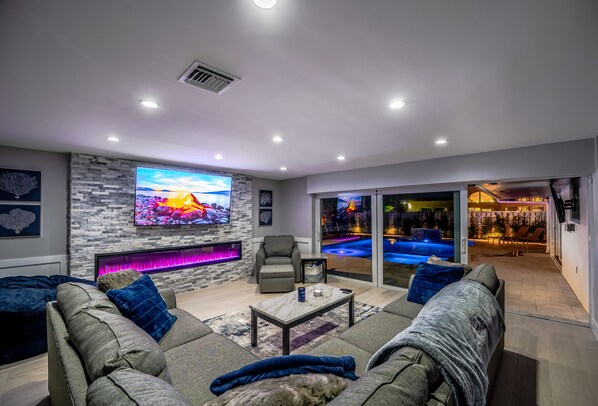 Smart TV, fireplace