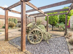 Property grounds - The Parlour - UK37517 (Routh, Beverley)