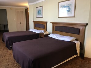 Standard-huone, 2 parisänkyä | Tallelokero huoneessa, kannettavalle tietokoneelle sopiva työtila