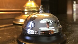 Un cartel de botones de servicio a cuartos negro y plateado con la palabra 'SMART'.