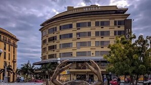 Un edificio grande con el rótulo 