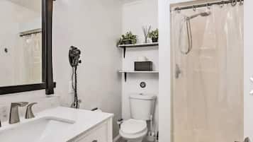 Ensemble douche/baignoire, sĂšche-cheveux, bidet, serviettes fournies