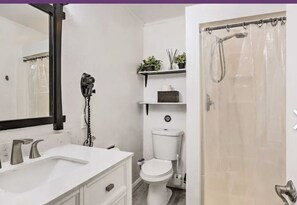 Ensemble douche/baignoire, sèche-cheveux, bidet, serviettes fournies