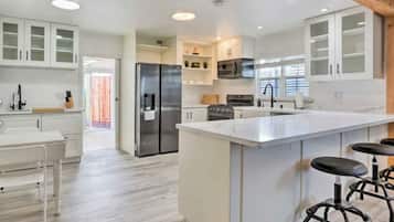 Refrigerador, microondas, horno, placa de cocina