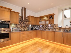 Cottage | Private kitchen | Fridge, dishwasher, electric kettle, toaster - 1 The Coach House (Elgin)