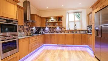 Cottage | Private kitchen | Fridge, dishwasher, electric kettle, toaster