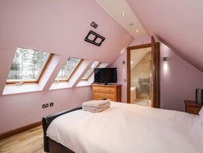 3 bedrooms, individually decorated, individually furnished, free WiFi - 1 The Coach House (Elgin)