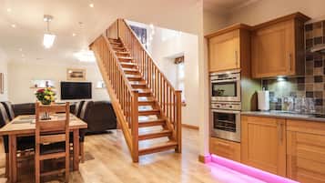 Cottage | Private kitchen | Fridge, dishwasher, electric kettle, toaster