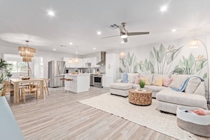 Smart TV, fireplace, ping pong, stereo - Bali in the Desert - Stunning Yard - Heated Pool! (Scottsdale)