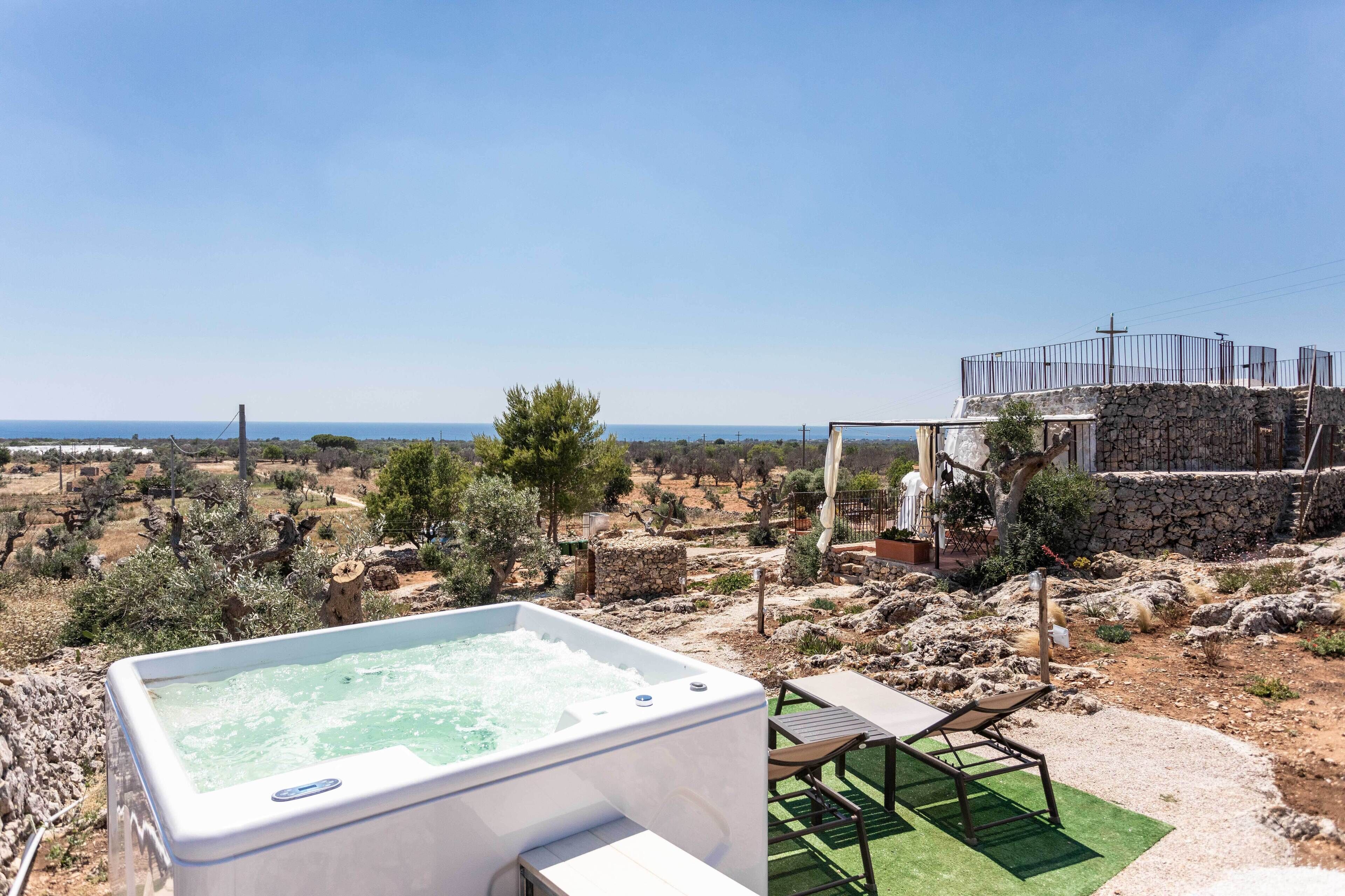 Panoramic House | Jetted bathtub