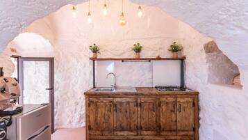 Großer Kühlschrank, Herdplatte, Kochgeschirr/Geschirr/Besteck, Esstisch