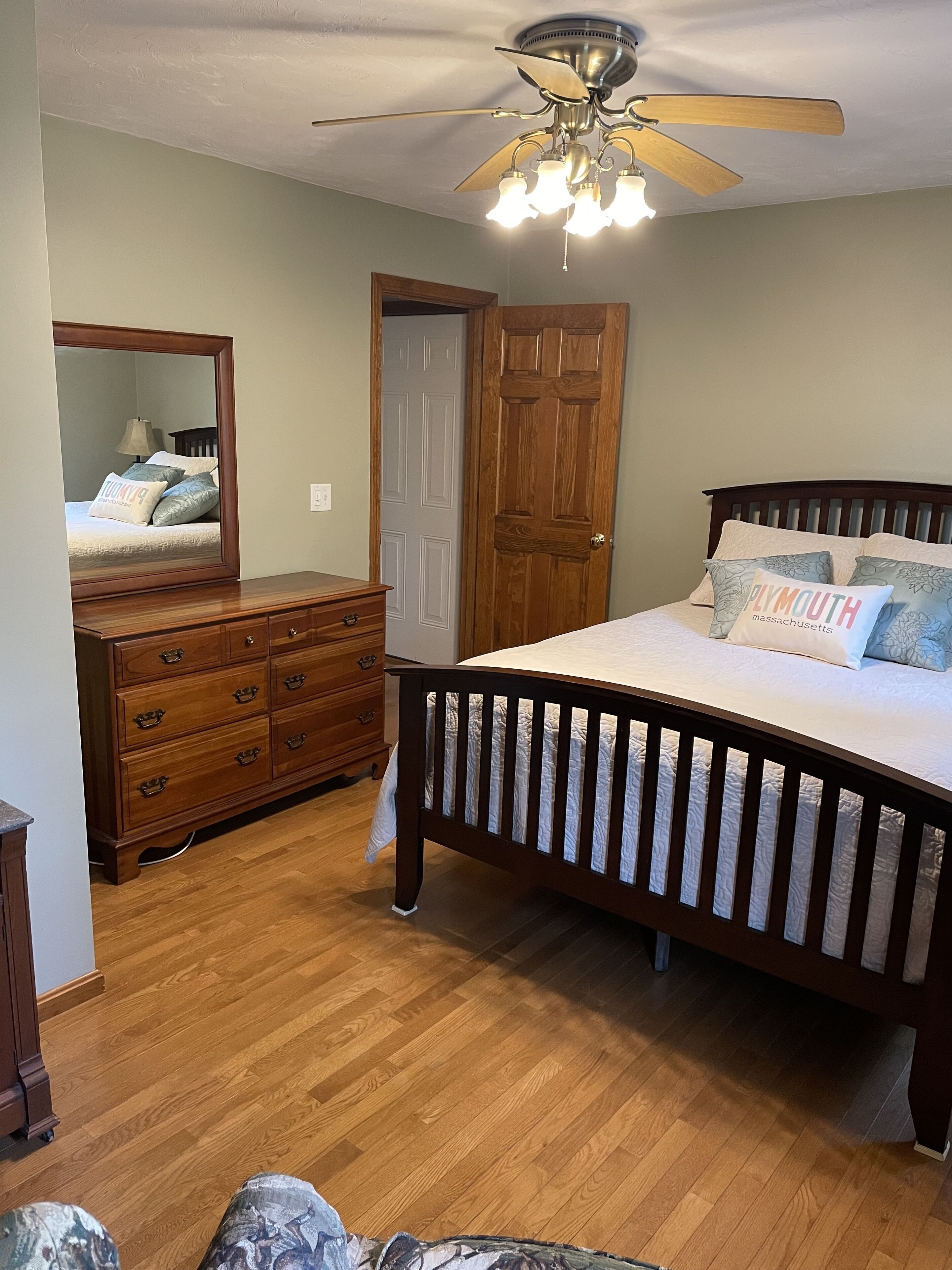 8 miles from Plymouth Downtown, 6 miles from Cape Cod Canal and beach