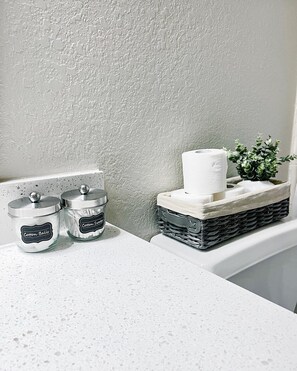 Ensemble douche/baignoire, sĂšche-cheveux, serviettes fournies, shampoing