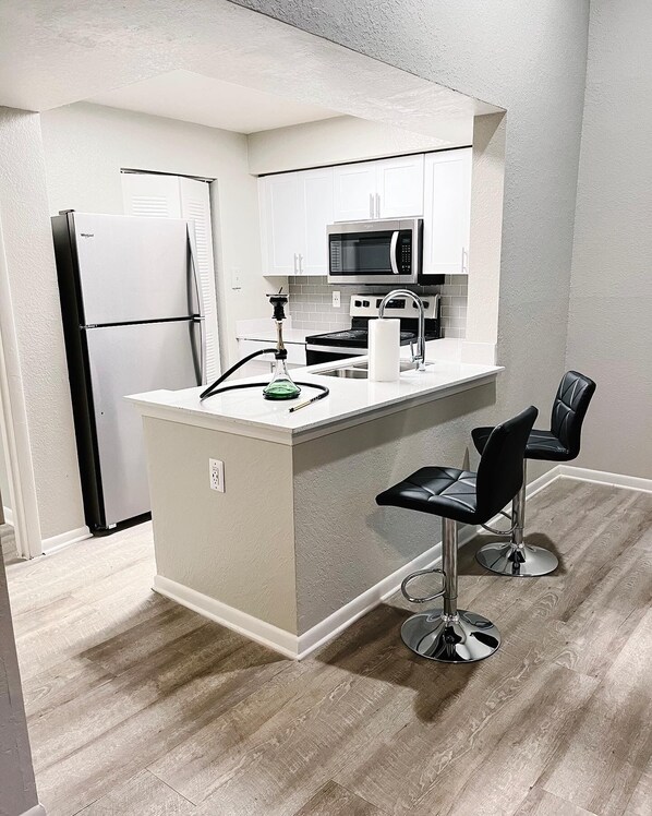 Réfrigérateur, micro-ondes, four, plaque de cuisson