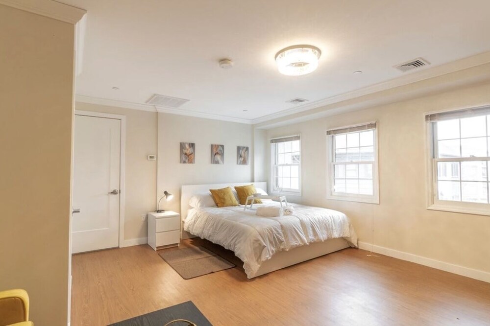 Modern studio with King bed - 3 mins from down town SONO