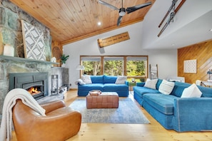 Smart TV, fireplace - Green Mountain Chalet w/ Hot Tub, Sauna, Treehouse on 4 acres (Stratton)