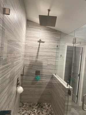 Dusche, Haartrockner, Handtücher, Seife