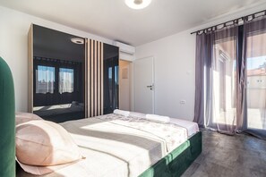 4 bedrooms, desk, free WiFi, bed sheets