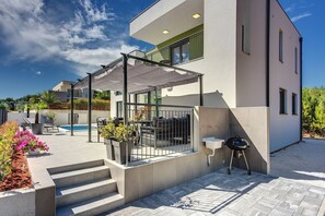 Terrace/patio - Modern villa with private pool, sun terrace only 2 km from the beach (Medulin)