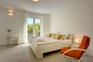 4 soverom, skrivebord, wi-fi (inkludert) og sengetøy