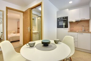 Dining - Only 250 metres from the beach with salt water pool (Pula)