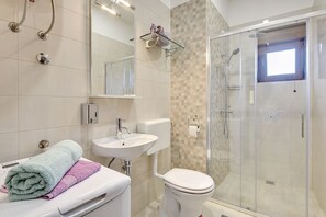 Shower, hair dryer, towels