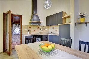 Fridge, stovetop, dishwasher, coffee/tea maker - Villa with private pool, air conditioning, WiFi, BBQ and good location (Vodnjan)