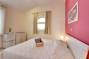 1 bedroom, desk, free WiFi, bed sheets