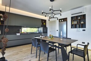 Dining - 700 metres to the beach with private pool, WiFi, sea view (Medulin)