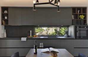 Kühlschrank, Mikrowelle, Herdplatte, Geschirrspüler