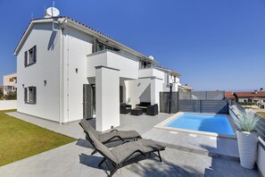 A modern two-story house with a swimming pool, outdoor seating, and a view of the sea. - 500 metres to the beach with private pool, sea view, wifi (Liznjan)
